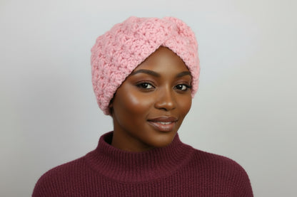 Bandeau cache-oreilles pr femme au crochet en rose, fait à la main, élégant et pratique pour l'hiver.