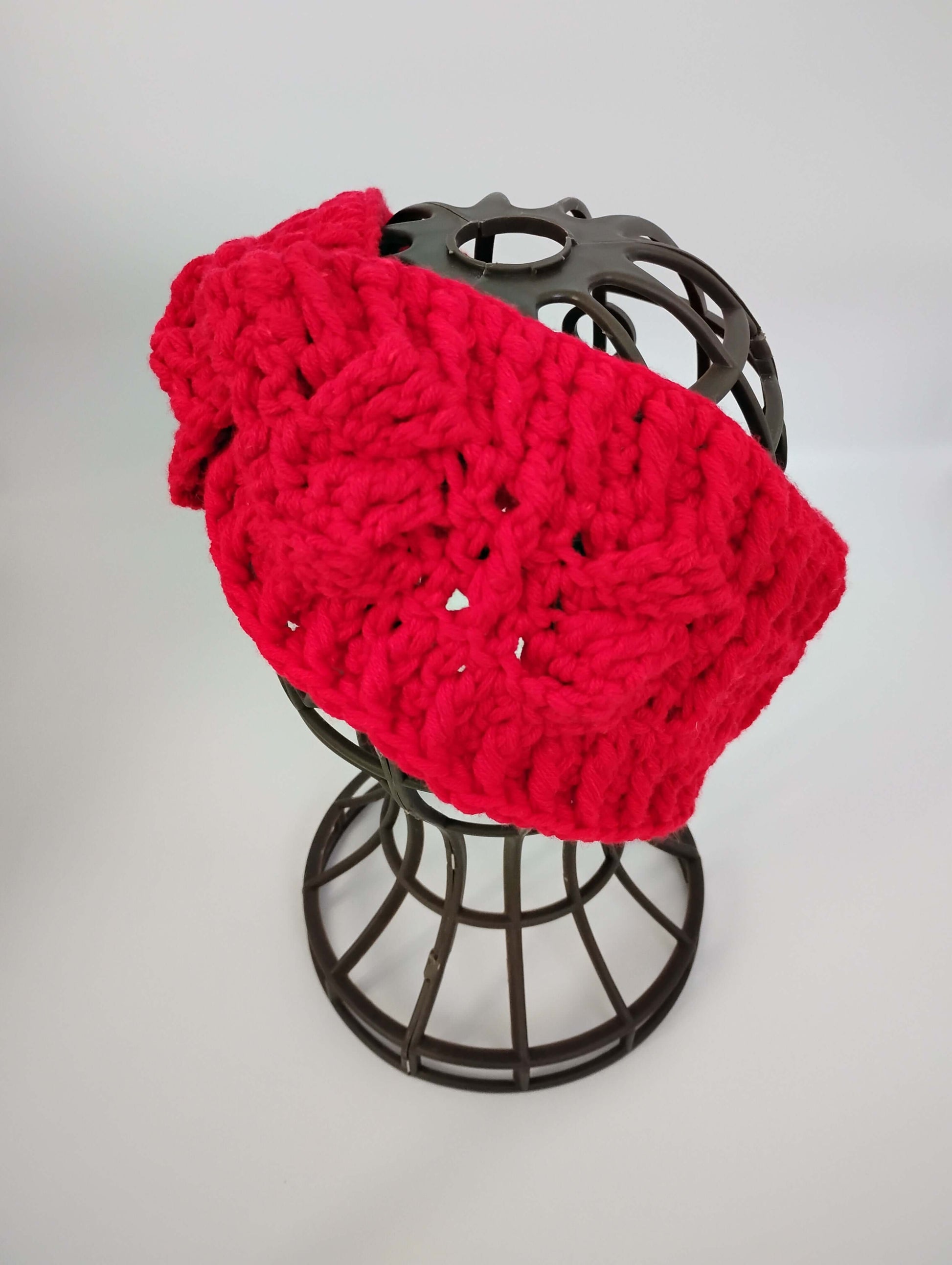 Soft alpaca wool headband displayed on a mannequin, featuring a vibrant red color and cozy knit pattern.