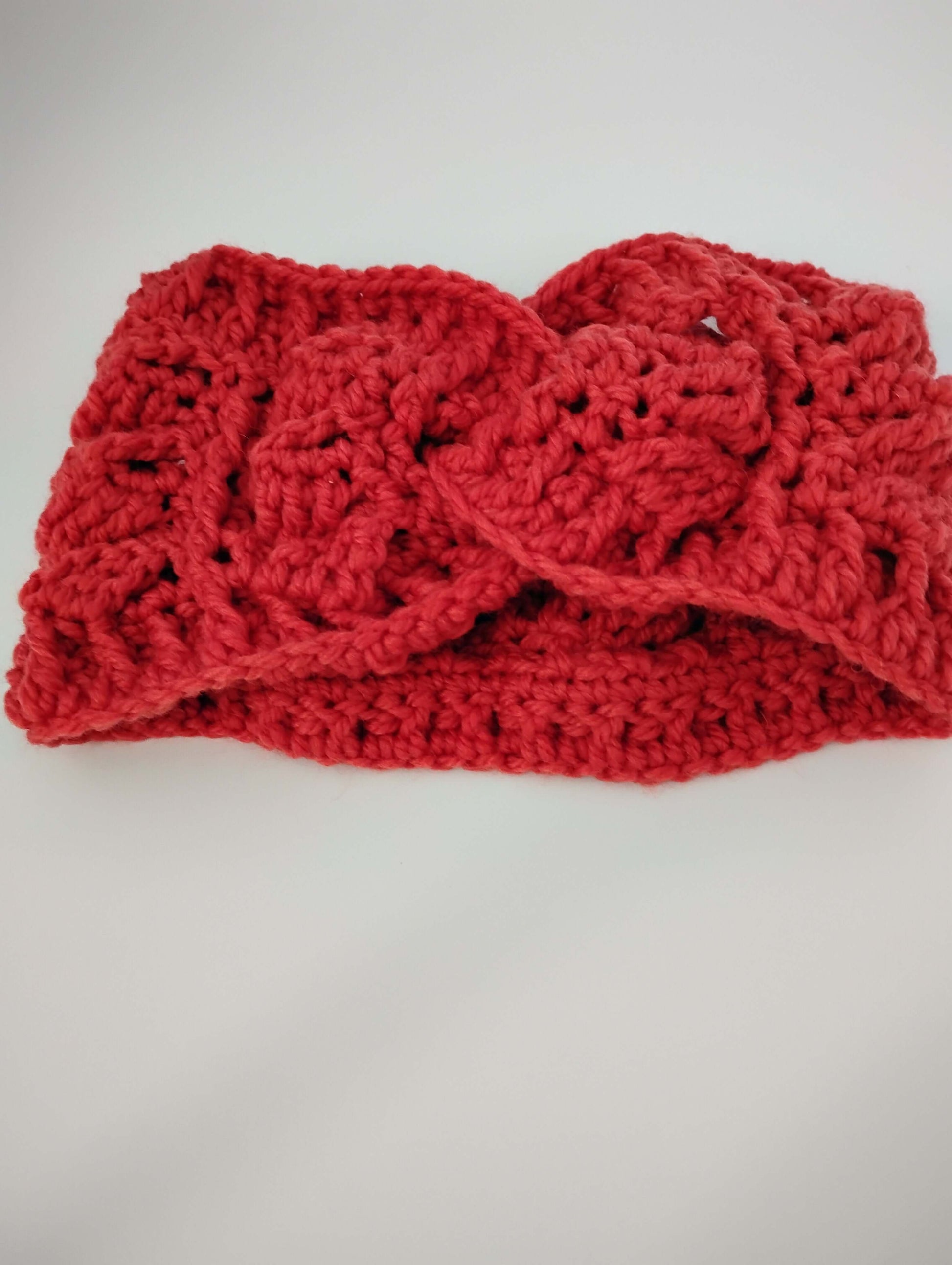 Soft alpaca wool headband with a knitted design in vibrant red color, perfect for warmth and comfort.